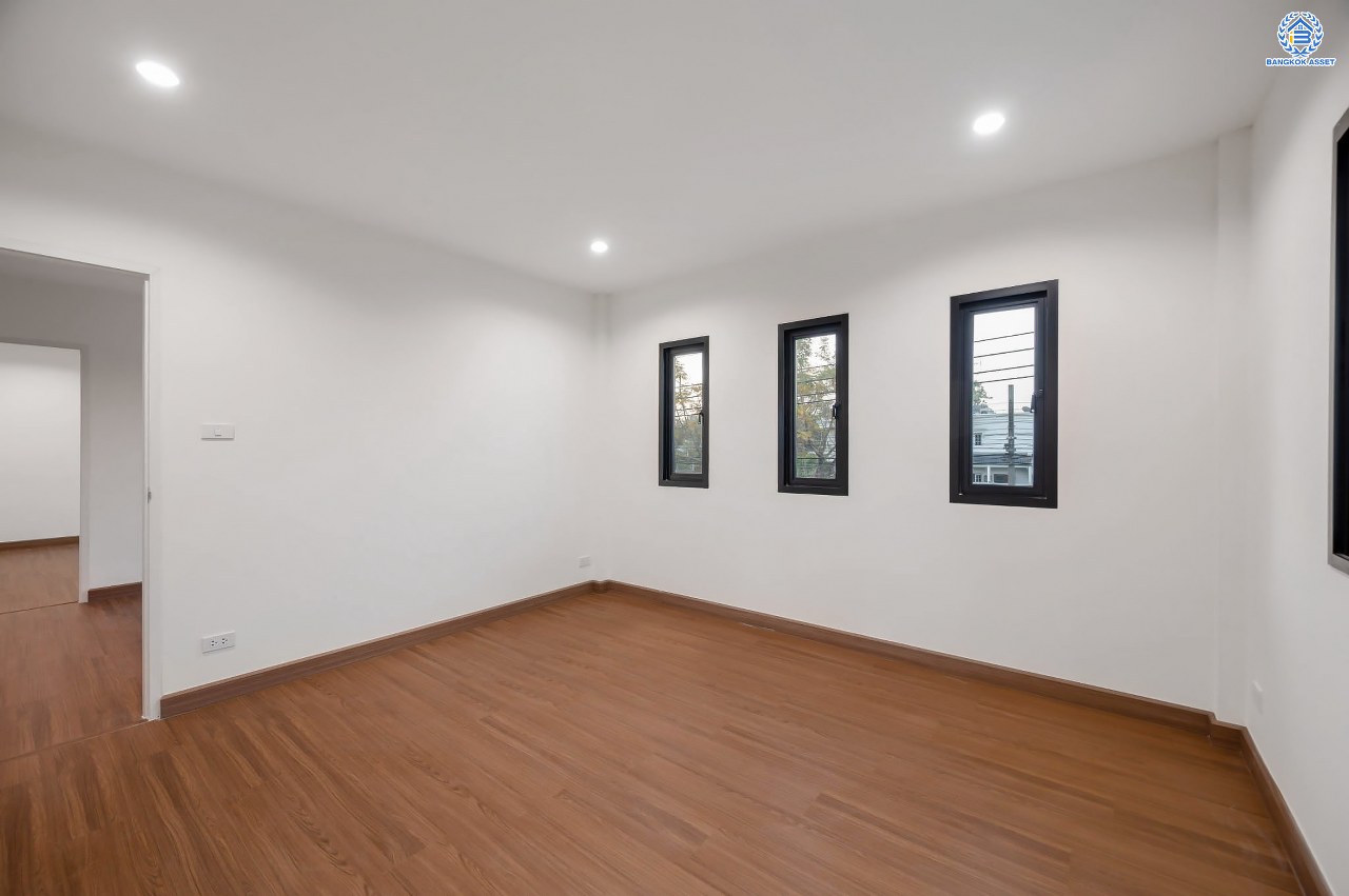 บ้านมือสองตกแต่งใหม่ โครงการ กฤษดานคร20 ปิ่นเกล้า-ติดถนนบรมราชชนนี เนื้อที่ 86 ตร.ว. บ้านเดี่ยวหลังใหญ่ พร้อมฟังก์ชัน 3 ห้องนอน 3 ห้องน้ำ 1 ห้องห้องอเนกประสงค์ จอดรถได้ 2 คัน บนทำเลเชื่อมต่อเมืองอย่างรวดเร็ว ใกล้ทางคู่ขนานลอยฟ้าบรมราชชนนี ทางด่วน "กาญจนาภิเษก" ม.มหิดล และเซ็นทรัลปิ่นเกล้า